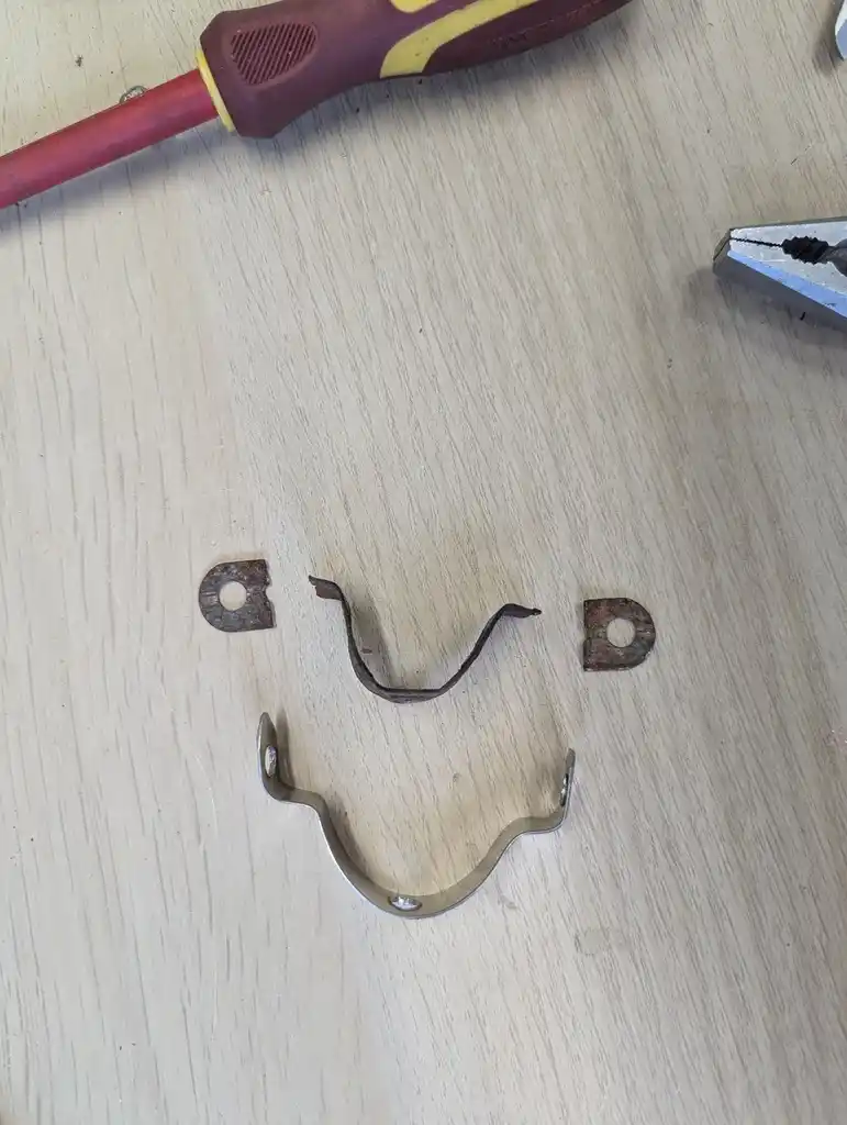 picture of broken bike mudguard bracket and fixed bracket