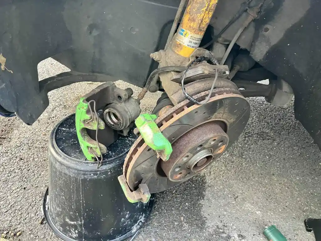 picture of a car wheel holder without tyre
