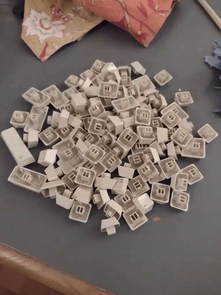 picture of old computer keyboard keys, all loose and clean