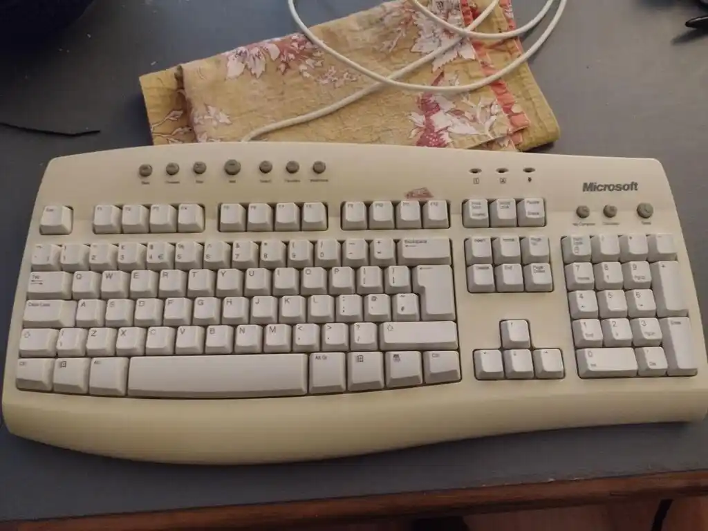 picture of old computer keyboard, clean
