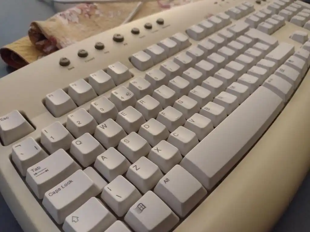 picture of old computer keyboard, clean