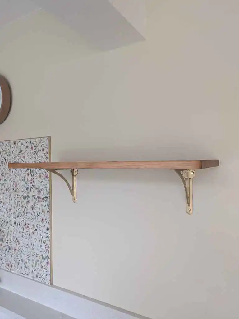 picture of hardwood shelf from the side