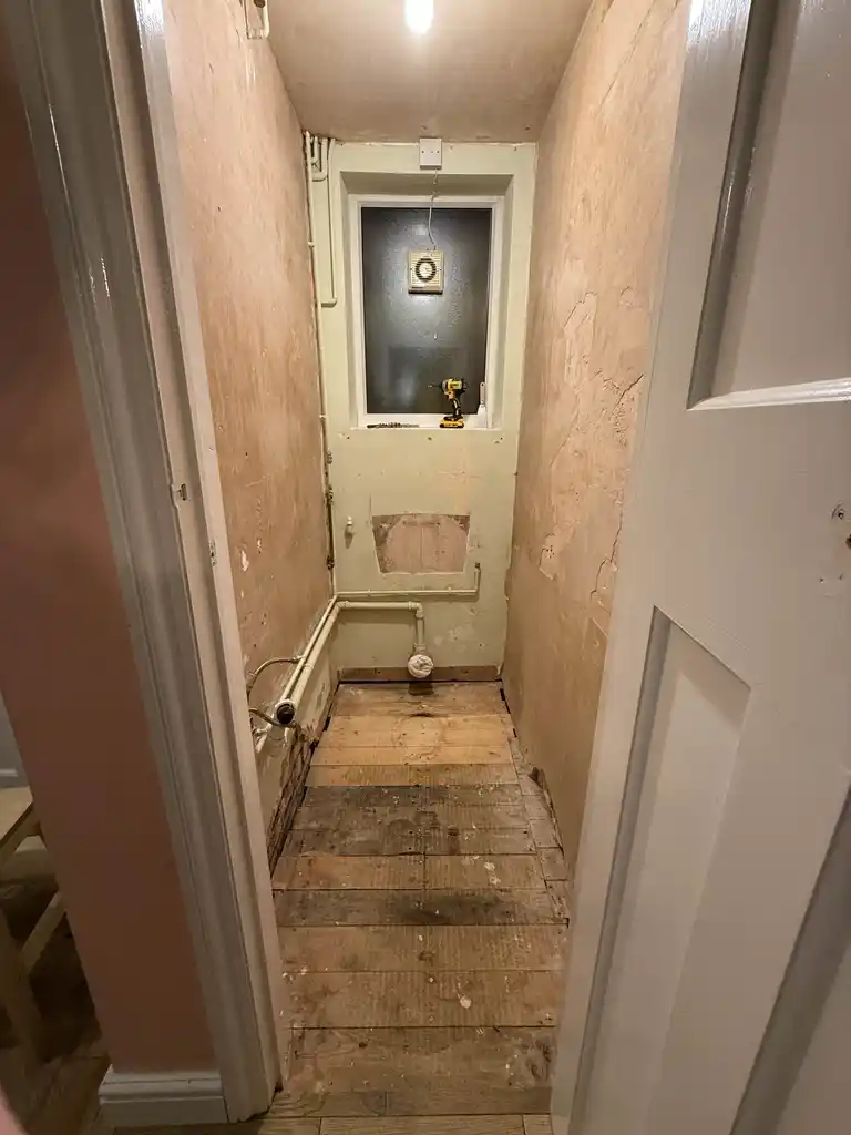 picture of small bathroom, unrenovated