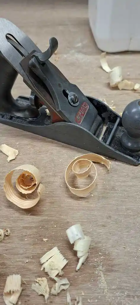 picture of a plane with some wood shavings