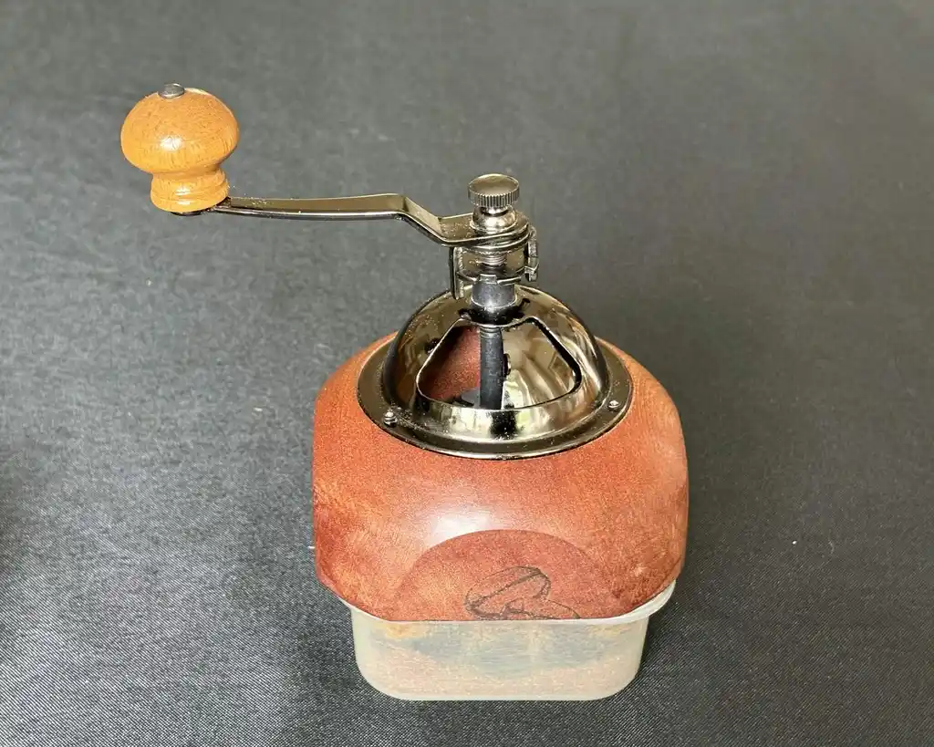 jon_coffee-grinder_3.webp