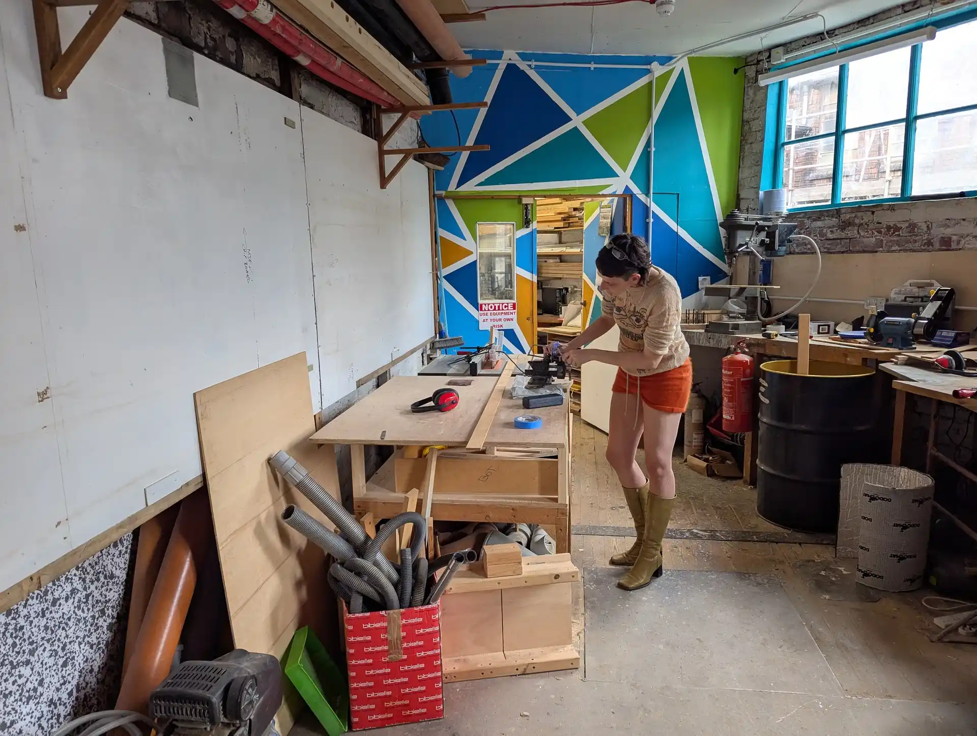 picture of a person using a saw and vice